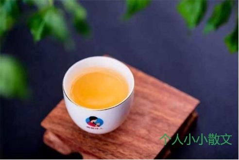 闲观叶落地，静坐一杯茶。